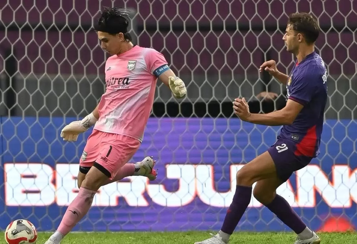 Kiper Borneo FC Nadeo Arga Winata lakukan upaya penyelamatan. (@borneofc.id)