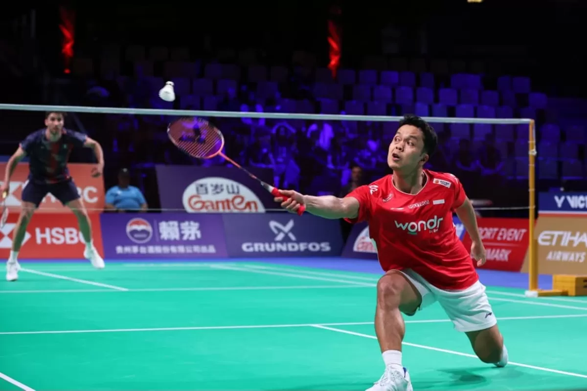 Tunggal putra Indonesia, Anthony Sinisuka Ginting saat berhadapan dengan Toma Junior Popov dalam penyisihan Grup D Piala Thomas melawan Prancis, 28 April lalu, di Forum Horsens. (PBSI)