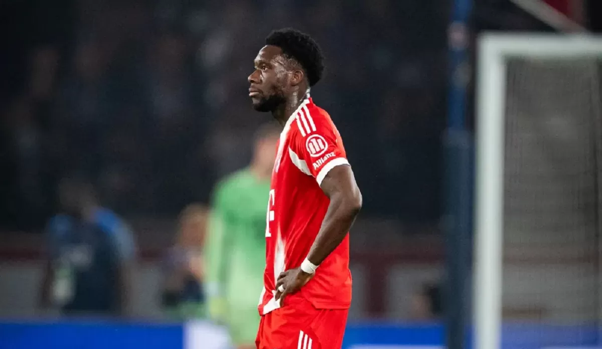 Alphonso Davies hampir tidak percaya dengan keputusan wasit untuk memberikan penalti. Kredit:
