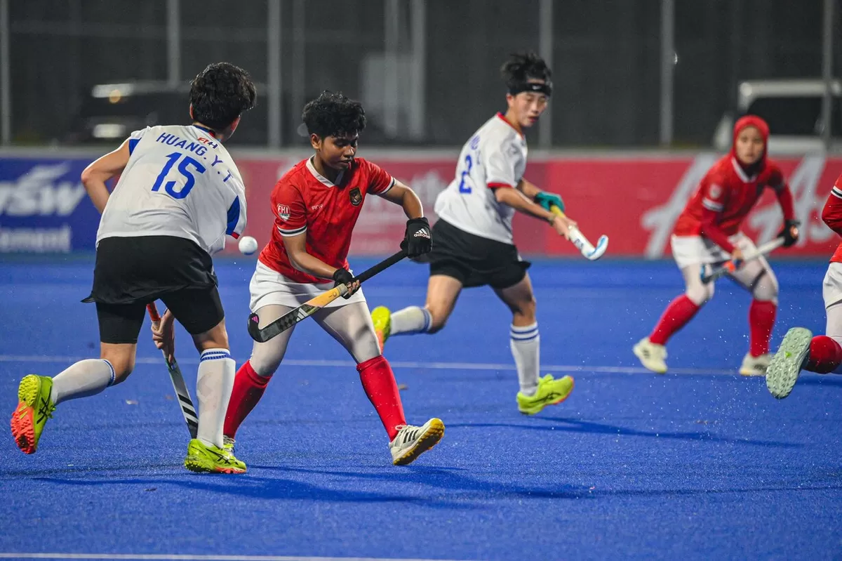 Pemain timnas Hockey Indonesia berusaha melewati penjagaan pemain lawan di penyisihan terakhir grup Piala Uber 2026. Indonesia gagal ke final. (ISTIMEWA)