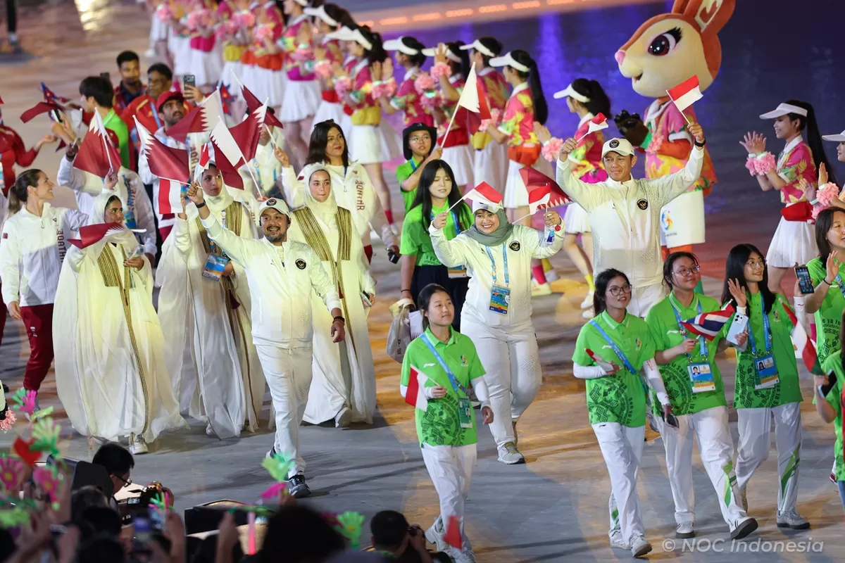 Kontingen Indonesia pada defile penutupan Asian Beach Games 2026. Indonesia finis di posisi 11 dengan raihan satu emas dan dua perak. (NOC Indonesia)