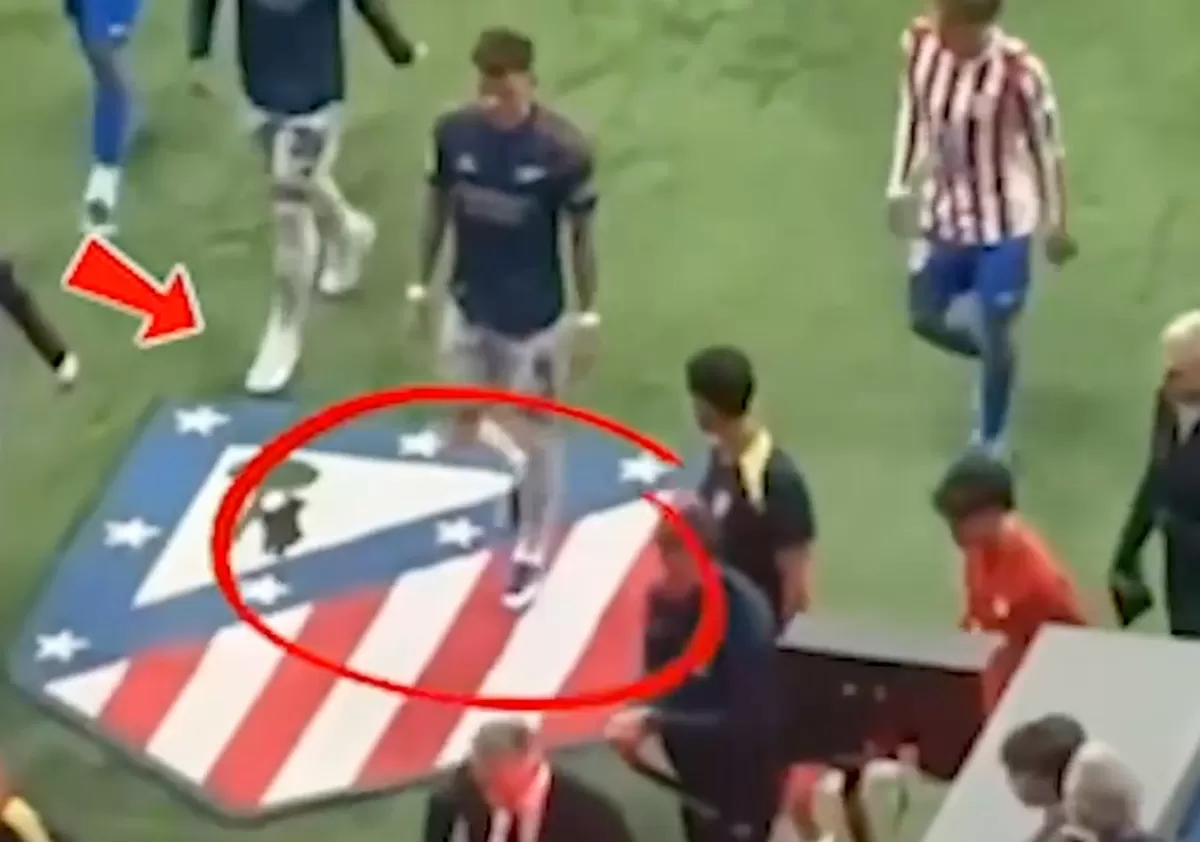 Ben White melintasi simbol Atletico Madrid yang menjadi kehormatan.