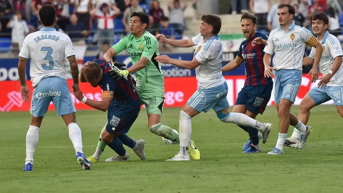 Kiper Real Zaragoza, Esteban Andrada meninju kapten Huesca di menit akhir pertandingan.