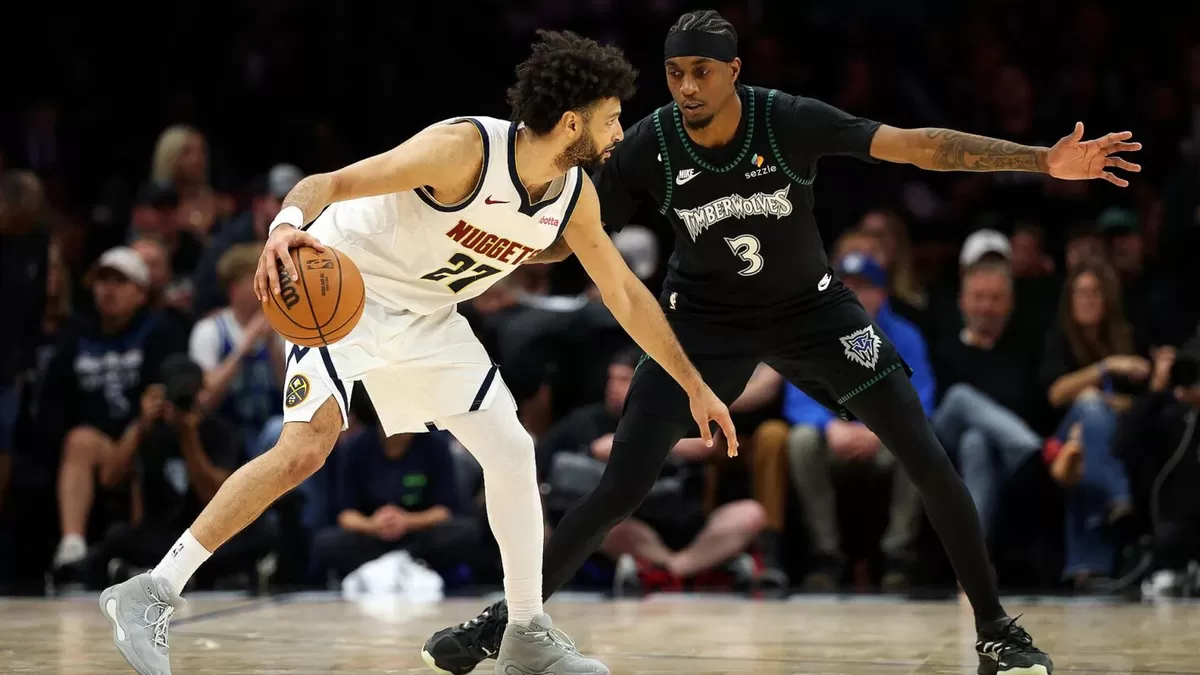 Pertahanan Jaden McDaniels terhadap Jamal Murray (dan pemain lain) akan menjadi kunci dalam Gim 6 playoff Wilayah Barat, Jumat, 1 Mei nanti waktu setempat.  (Getty Images)