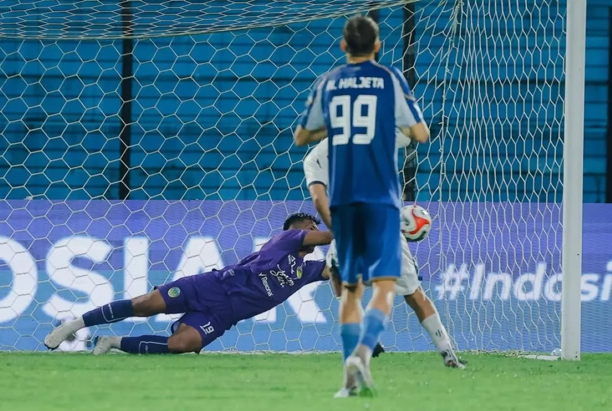 Aksi Cahya Supriadi mengagalkan penalti Pablo Ganet (Persita). (@psimjogja_official)