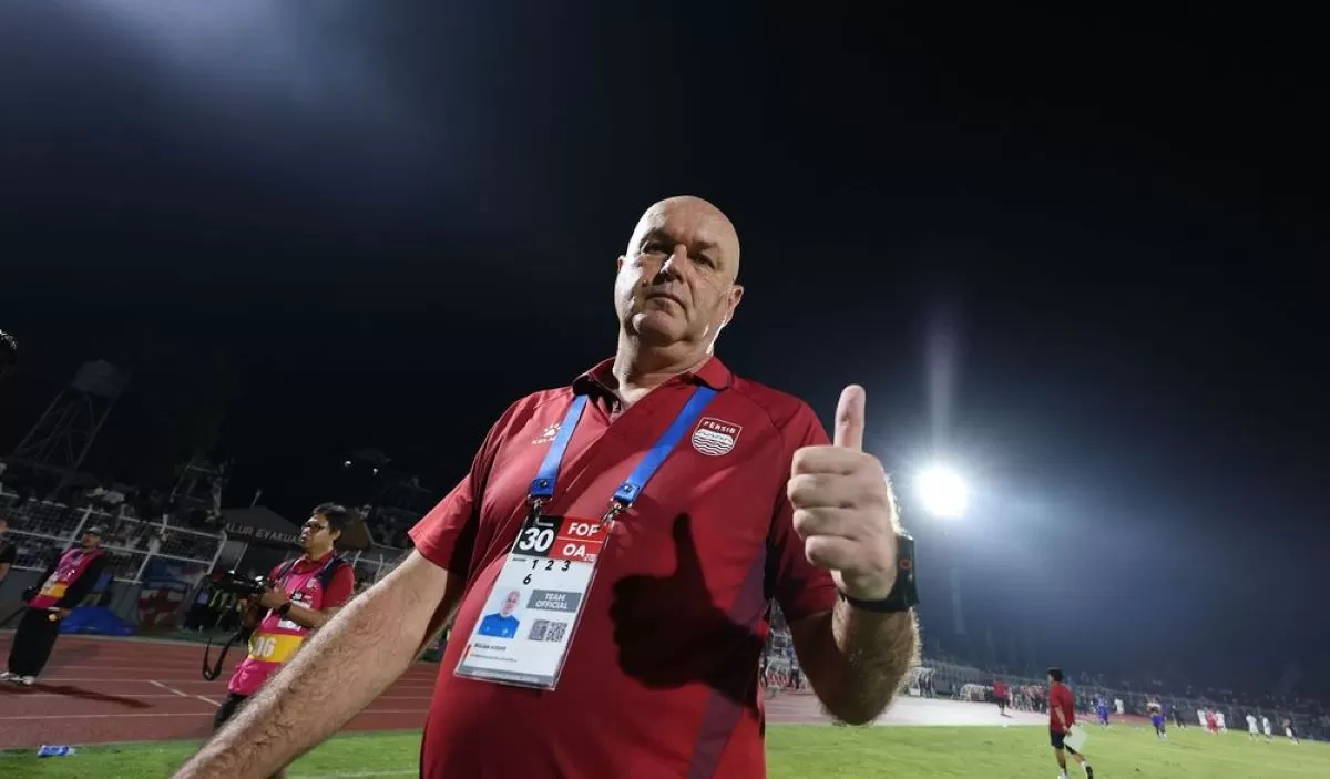 Bojan Hodak di laga Bhayangkara FC vs Persib di pekan ke-30 Super League 2025/26. (Persib/Barly)