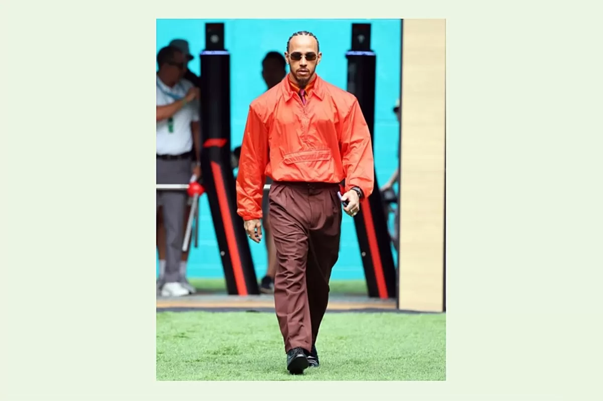 Lewis Hamilton dengan penampilan Saint Laurent di paddock F1 GP Miami 2026. (@gqfrance)