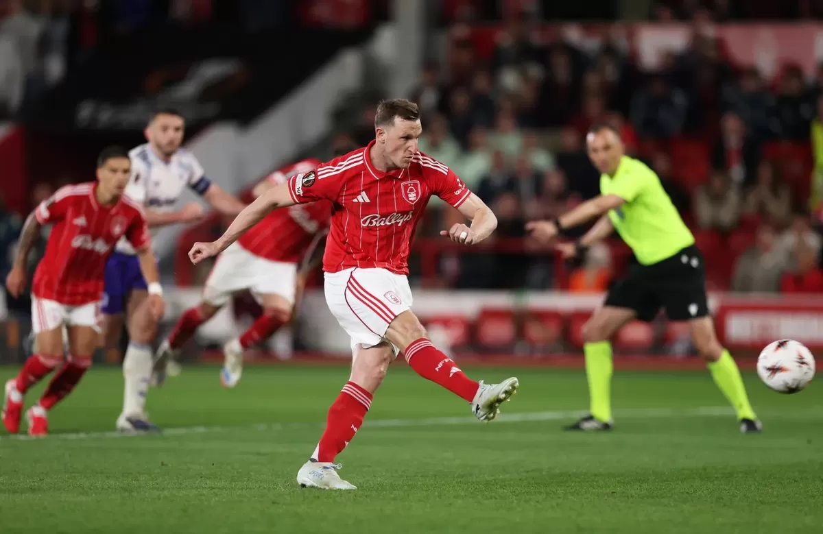 Chris Wood eksekutor penalti kontroversial