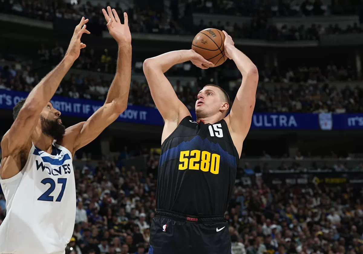 Center Timberwolves Rudy Gobert berusaha menghalangi center Nuggets Nikola Jokic saat akan melakukan tembakan di Gim 5 playoff, Kamis malam, 30 April waktu setempat. (Getty Images)