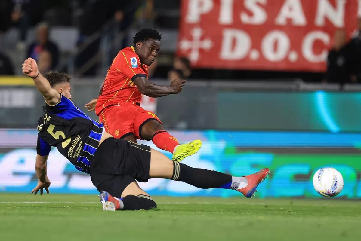 Lameck Banda buka gol pertama Lecce yang unggul 2-1 atas Pisa di pekan ke-35  Serie A.  (Gabriele Maltinti/Getty Images)