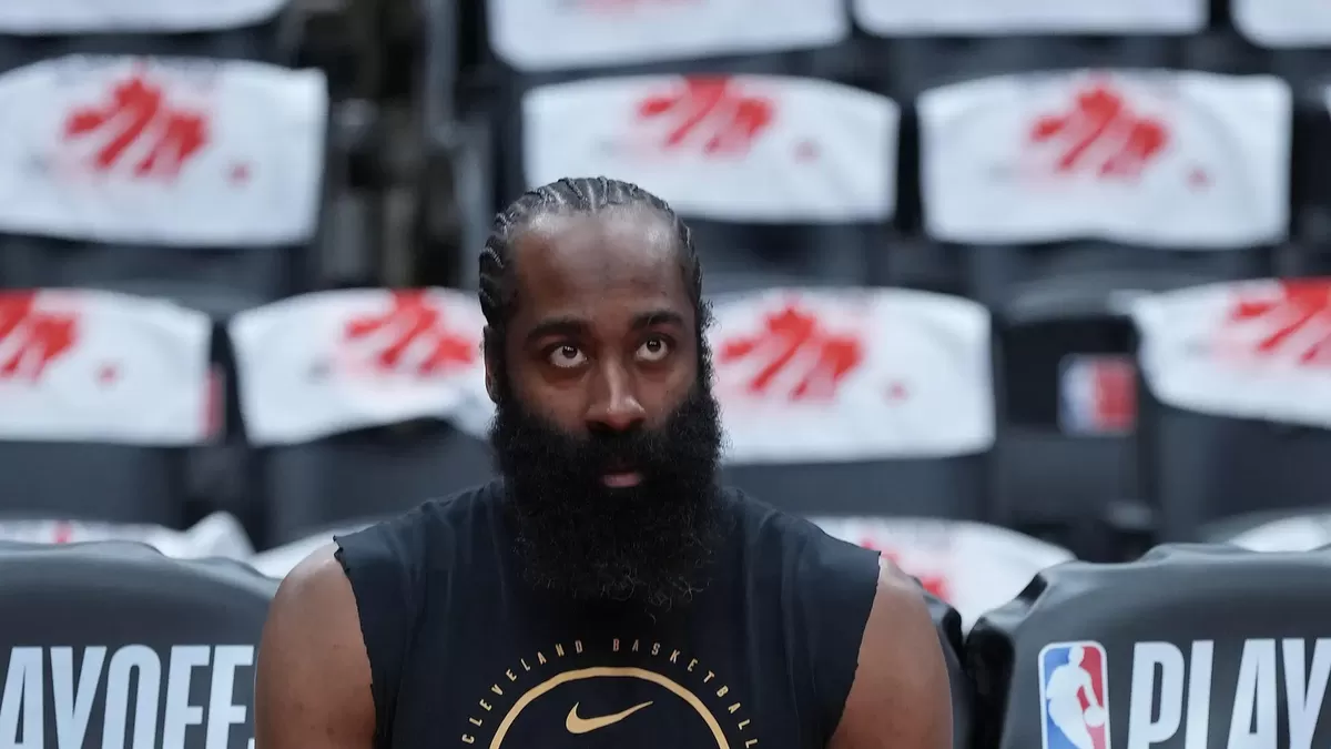  Guard Cleveland Cavaliers, James Harden (1), menyaksikan sesi pemanasan menjelang Gim 6 babak pertama Playoff NBA 2026 melawan Toronto Raptors di Scotiabank Arena, Jumat, 1 Mei waktu setempat.   (Imagn Images)