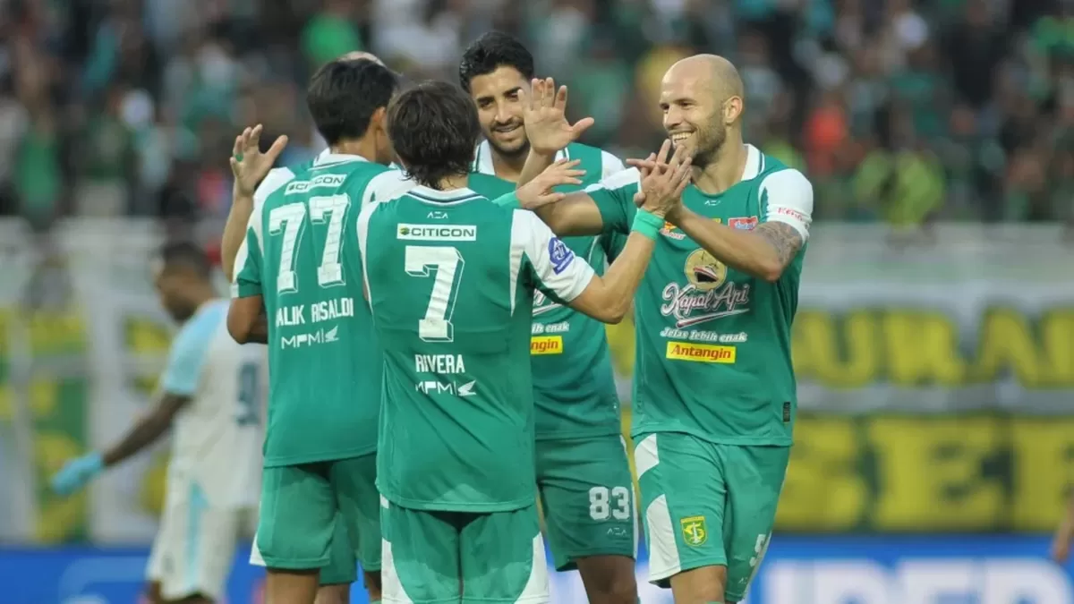 Para pemain Persebaya Surabaya melakukan selebrasi. (I.League)