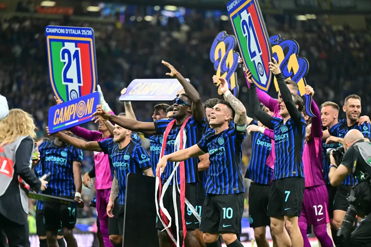 Pemain Inter merayakan gelar juara Serie A.