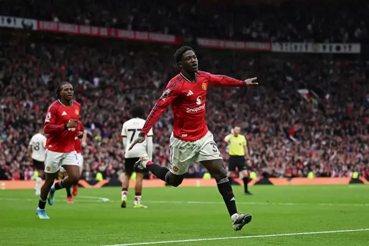 Pemain Manchester United, Kobbie Mainoo melakukan selebrasi usai cetak gol ke gawang Liverpool. (Getty Images)
