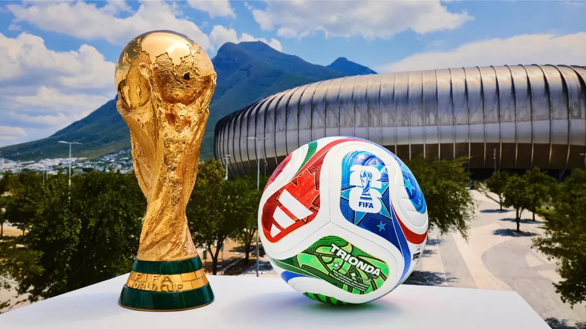 Bola-bola sepak Piala Dunia yang harganya mencapai Rp 2,5 juta diproduksi oleh para pekerja dengan upah 500 ribu per minggu.