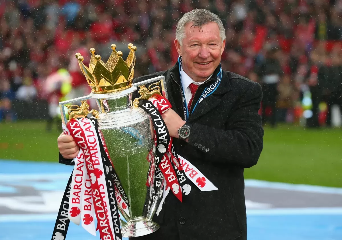 Sir Alex Ferguson dibawa ke ambulans sebelum pertandingan Manchester United vs Liverpool karena merasa tidak enak badan.