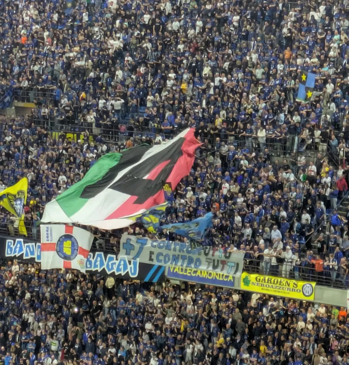 Suporter Inter membentangkan spanduk misterius.