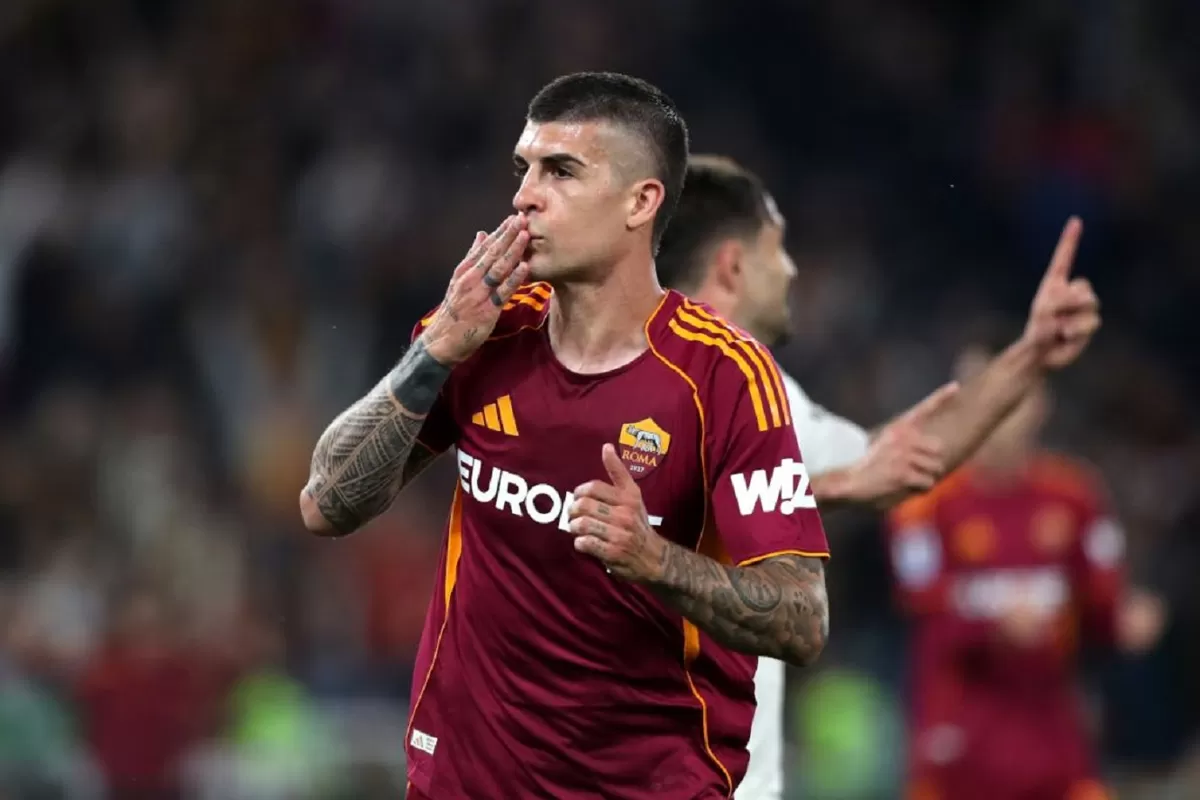 Gianluca Mancini dari AS Roma merayakan gol pertama timnya selama pertandingan melawan ACF Fiorentina.