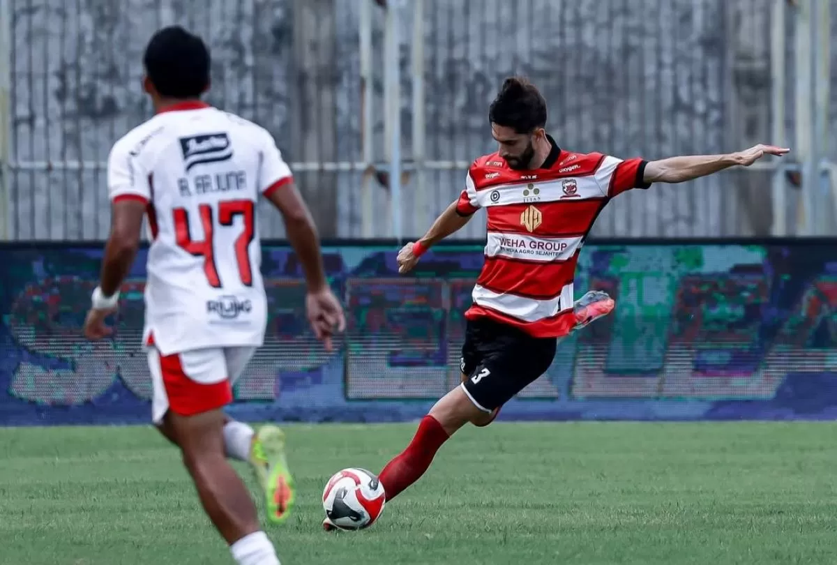 Madura United FC (jersey merah putih) tekuk Bali United di pekan ke-31 Super League 2025/26. (@maduraunited.fc)