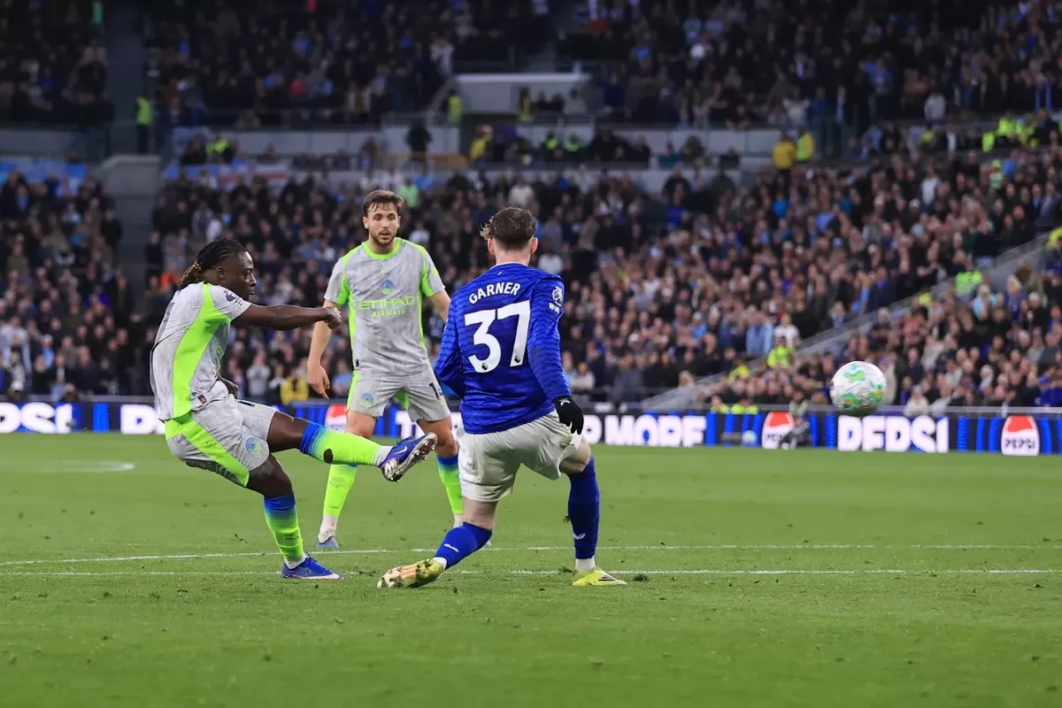 Jeremy Doku merobek pertahanan Everton.