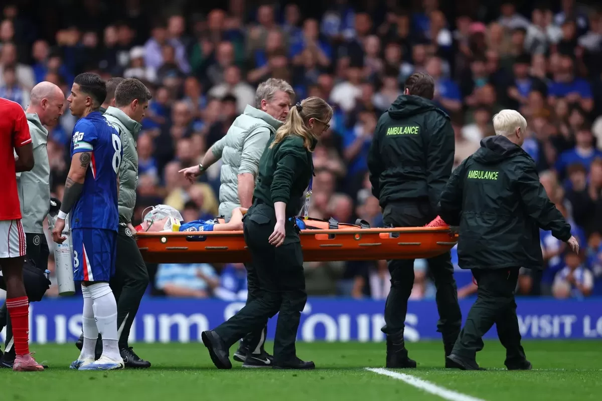 Jesse Derry diberi oksigen di lapangan sebelum dibawa keluar dengan tandu. (Alamy)