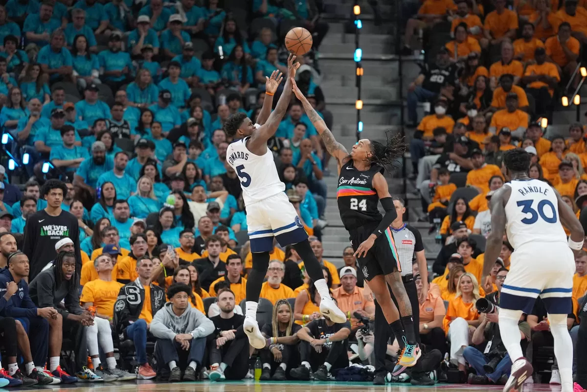 Guard Minnesota Timberwolves, Anthony Edwards (5), melepaskan tembakan melewati guard San Antonio Spurs, Devin Vassell (24), pada babak kedua Gim 1 semifinal Wilayah Timur NBA 2026, Senin, 4 Mei.  (IMAGN IMAGES/Reuters )