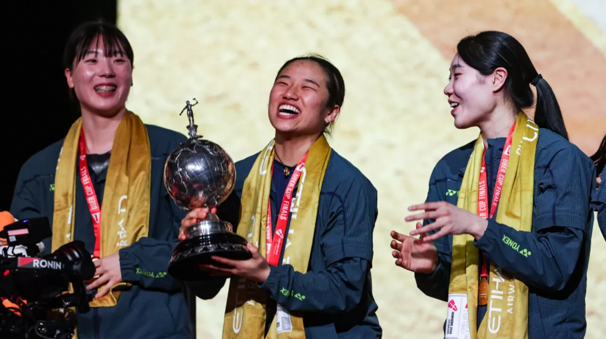 An Se Young memegang trofi Piala Uber 2026. Sepanjang turnamen, ia tampil sempurna dengan menyapu bersih enam pertandingan tanpa kehilangan satu gim pun.  (bwfbadminton)