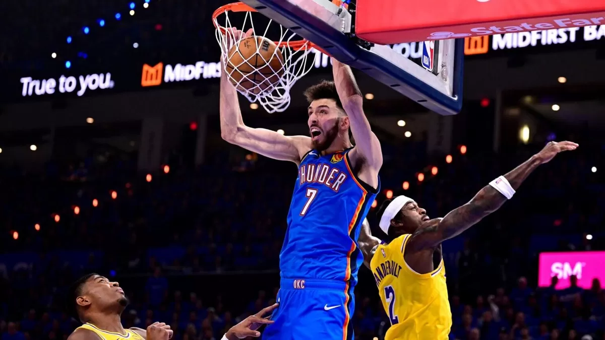 Lakers tak mampu menghentikan Chet Holmgren, yang mencetak 24 poin dan 12 rebound pada Game 1 semifinal wilayah NBA 2026. (Getty Images)