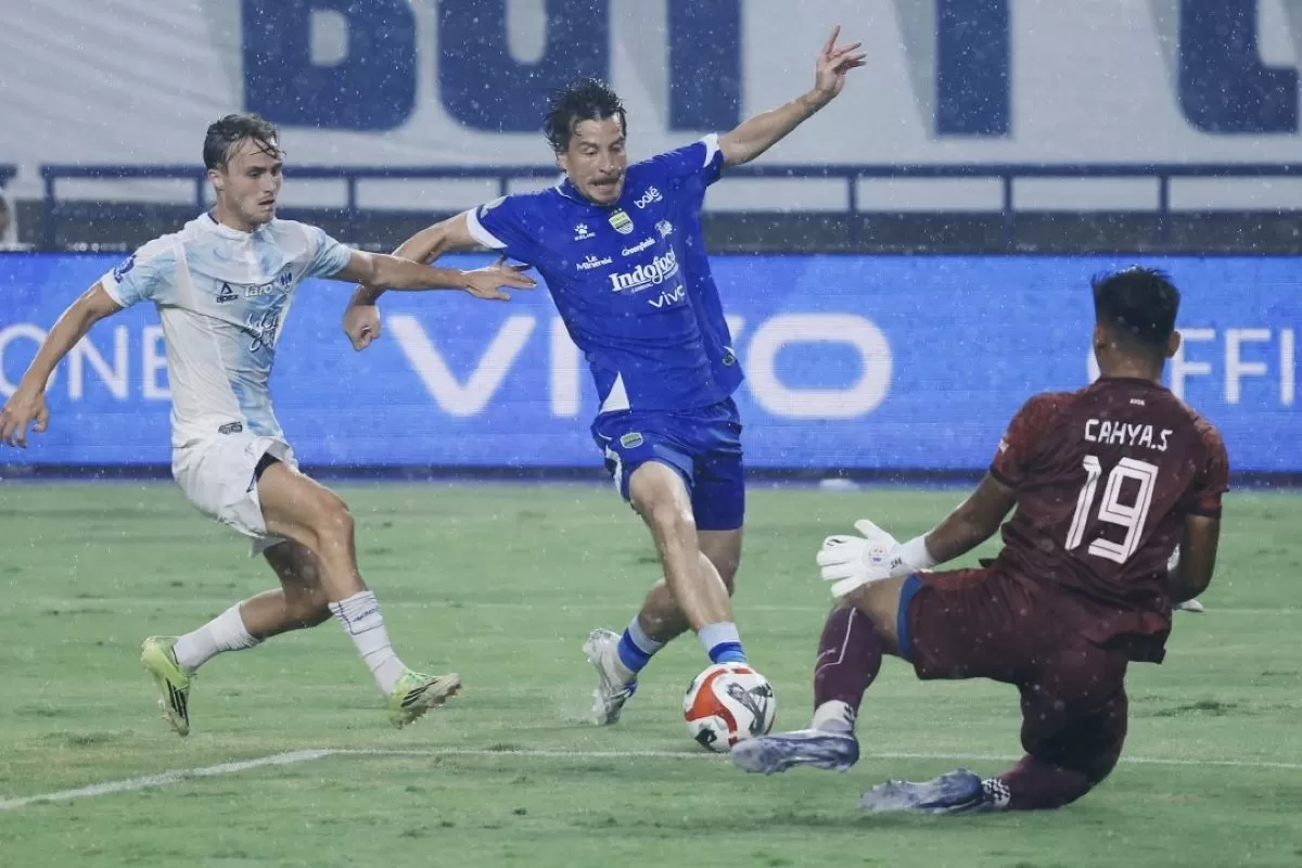 Pemain Persib Thom Haye saat berhadapan dengan kiper PSIM Yogyakarta Cahya Supriadi. (@persib)