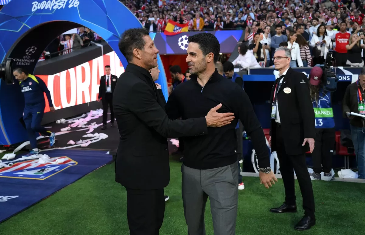 Diego Simeone yang tegang melihat seorang anggota staf Arsenal yang sangat demonstratif.