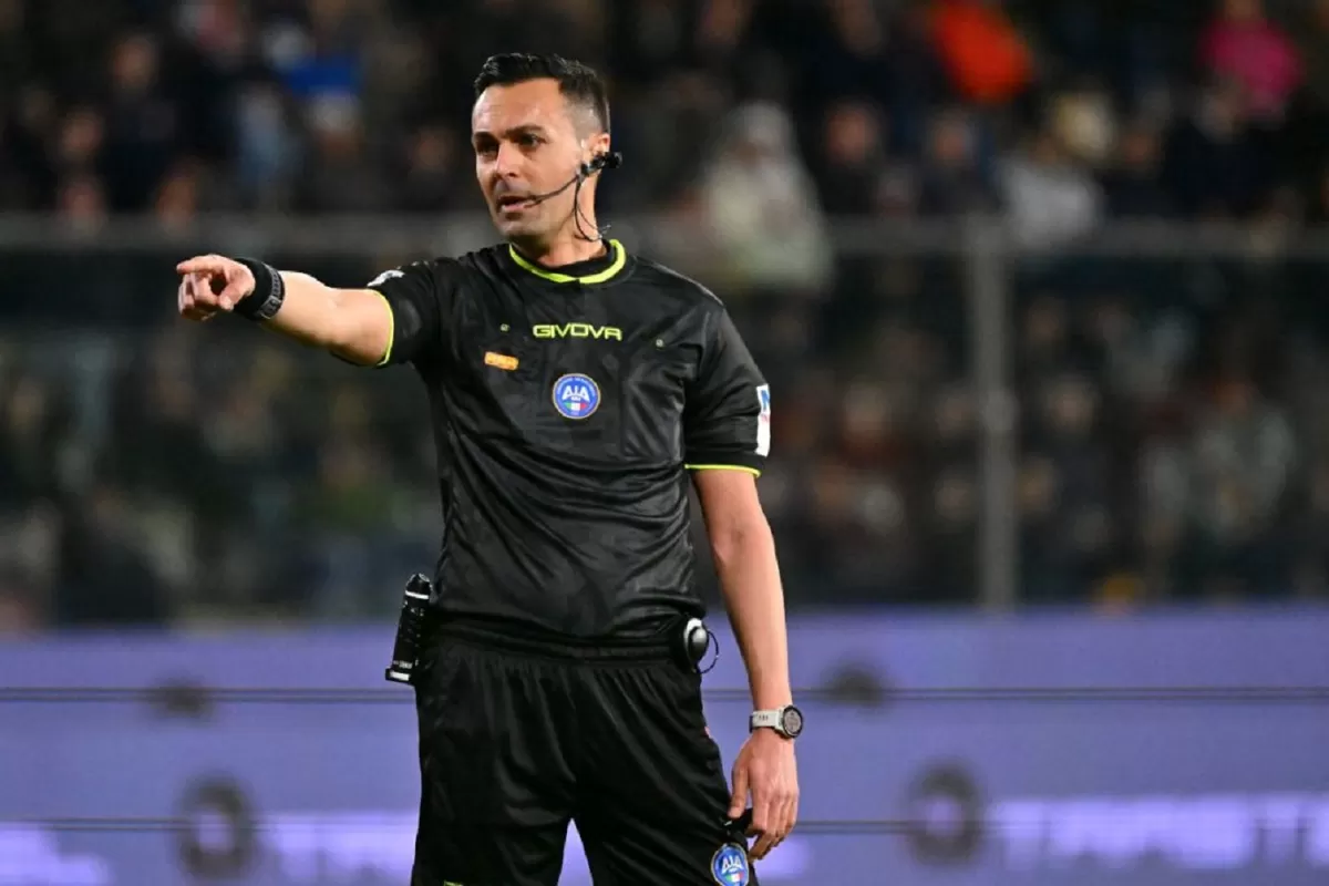 Reaksi wasit Marco Di Bello saat pertandingan Serie A antara US Cremonese dan ACF Fiorentina di Stadio Giovanni Zini pada 16 Maret 2026 di Cremona, Italia.