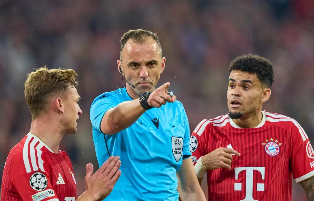 Wasit Joao Pinheiro menerapkan peraturan permainan dengan benar.