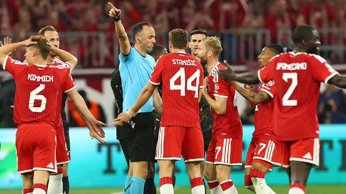 Para pemain Bayern Muenchen protes keputusan wasit Joao Pinheiro.