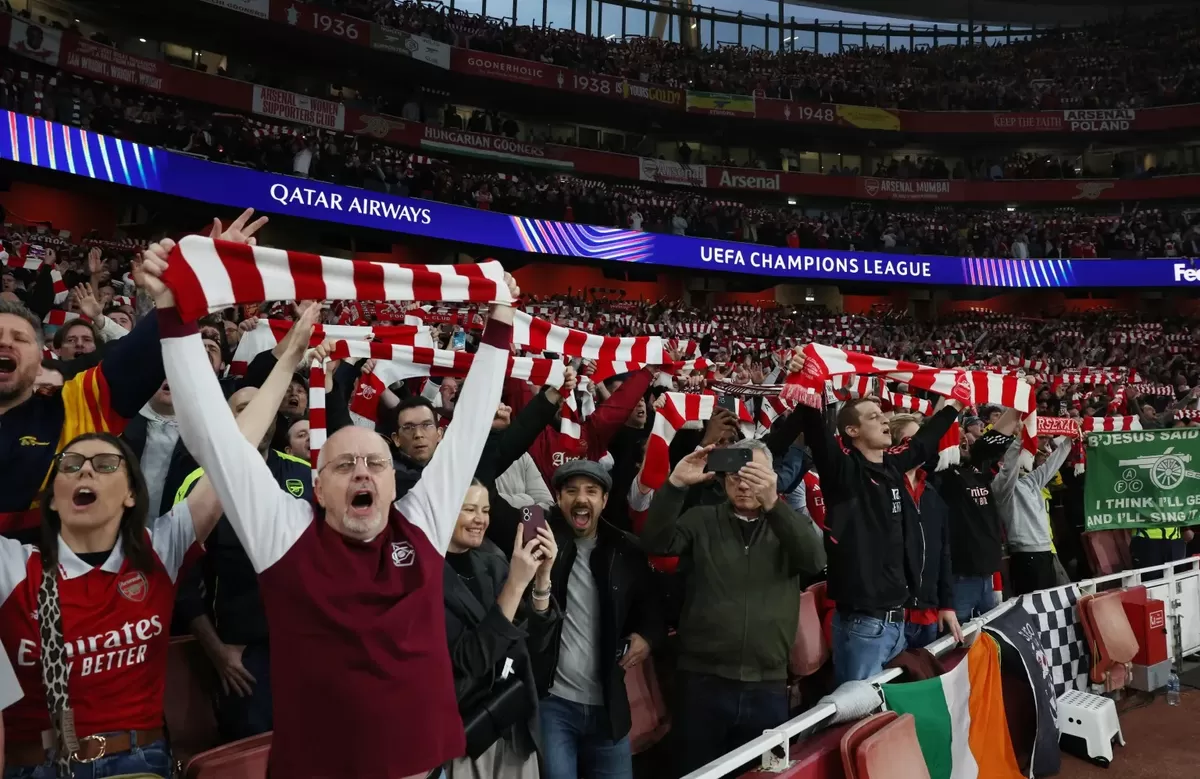 Suporter Arsenal harus merogoh kantong dalam-dalam jika ingin menjadi saksi sejarah di Budapest.