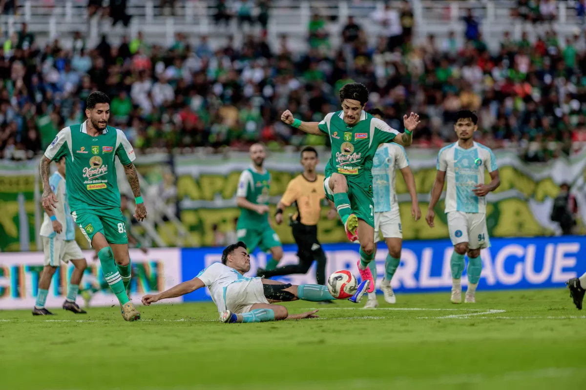 Francisco Rivera mencoba melewati penjagaan pemain PSBS Biak. (Persebaya)
