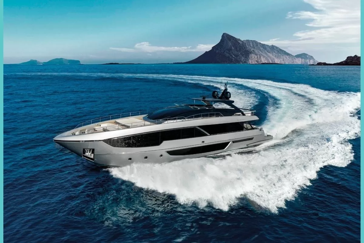 Penampakan superyacht Riva 102 Corsaro Super milik Charles Leclerc. (@rivayacht)