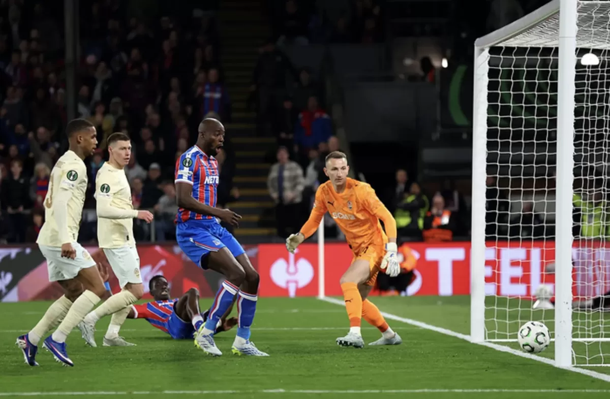 Ismaila Sarr mencetak gol dari jarak dekat, menjadikan kemenangan 2-1 untuk Aston Villa atas Shakhtar Donetsk.