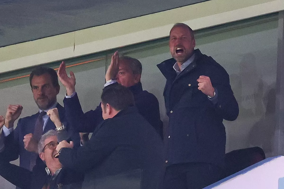 Pangeran William bersorak gembira saat klub kesayangannya, Aston Villa, mencapai final Liga Europa.