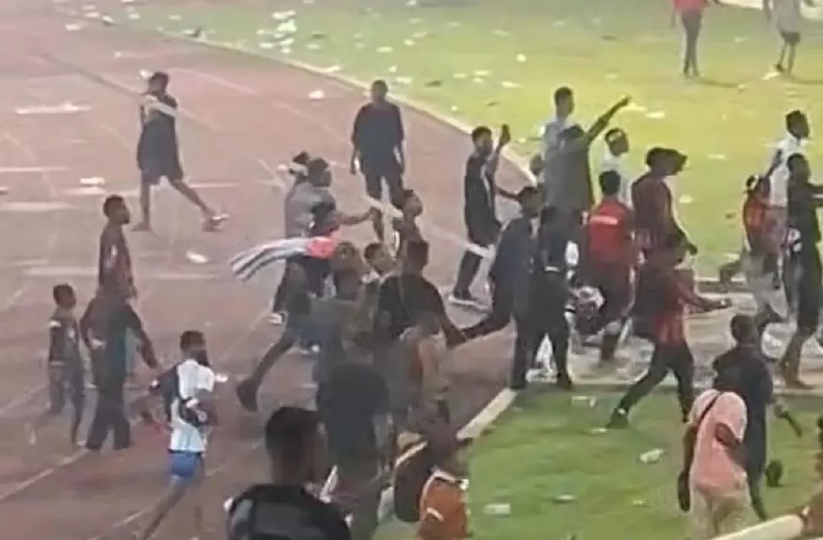 Suporter Persipura bertindak anarkis setelah kekalahan dari Adhyaksa FC.