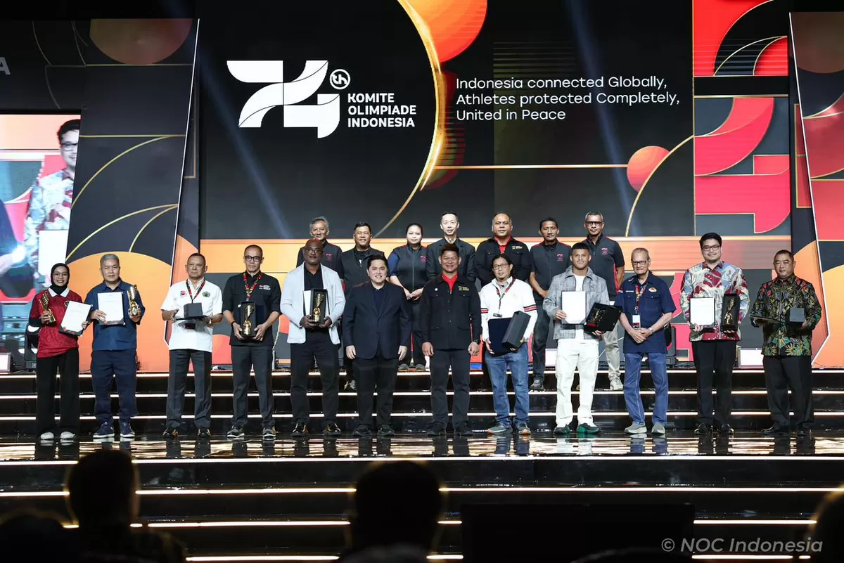 Para penerima penghargaan "The Game Changer Award 2026" berfoto bersama Menpora Erick Thohir, Ketua NOC Indonesia Raja Sapta Oktohari, dan Tim Panelis di Rapat Anggota Tahunan (RAT) KOI, 9 Mei 2026. (NOC Indonesia)