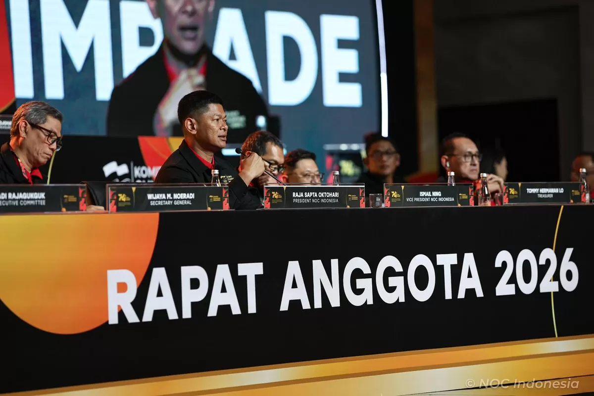 Ketua Umum Komite Olimpiade Indonesia, Raja Sapta Oktohari saat memimpin jalannya Rapat Anggota Tahunan (RAT) NOC Indonesia, di Senayan, Jakarta, 9 Mei 2026. (NOC Indonesia)
