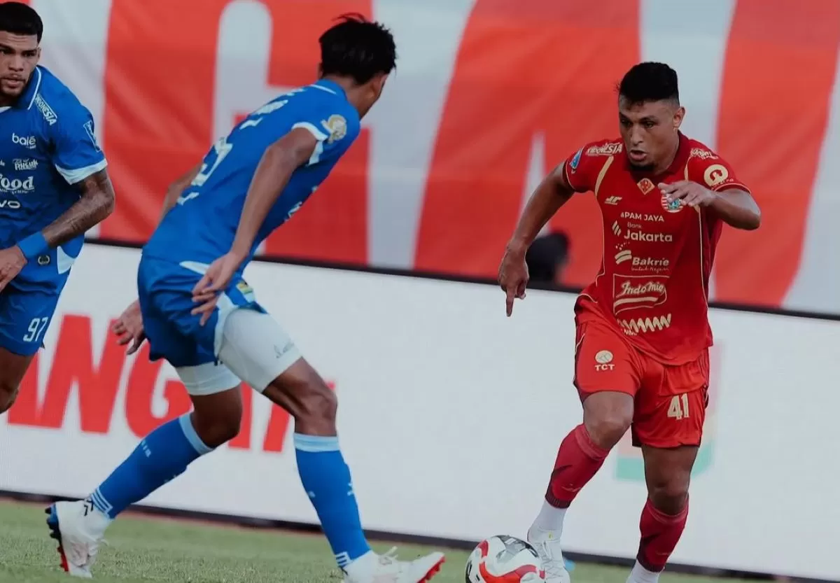 Pemain Persija Alaaeddine Ajaraie mencoba menerobos penjagaan Persib. (@persija)