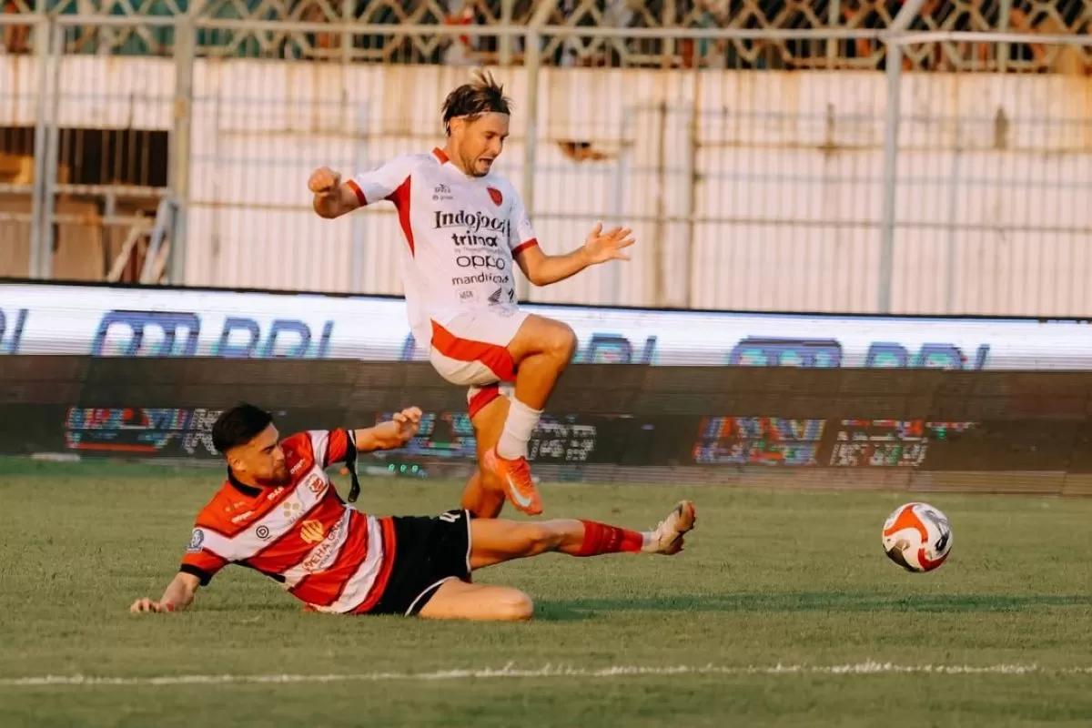 Thijmann Goppel saat coba diadang pemain Madura United FC di pekan ke-31 Super League 2025/26. (@baliunitedfc)
