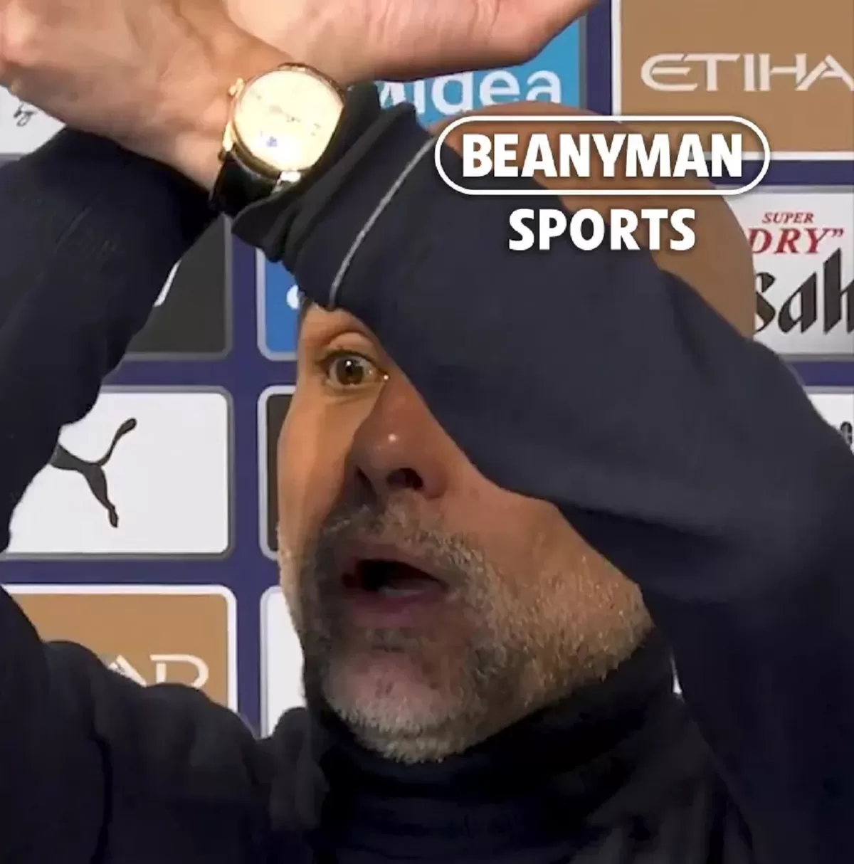 Pelatih Manchester City Pep Guardiola menyilangkan kedua tangannya di depan dada saat jumpa pers.