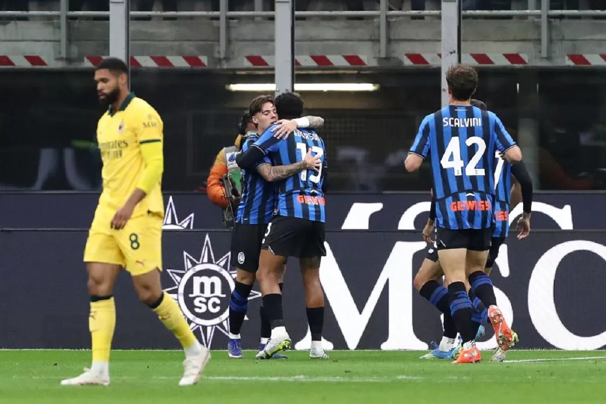 pemain Atalanta, Ederson melakukan selebrasi usai mencetak gol kegawang Milan.