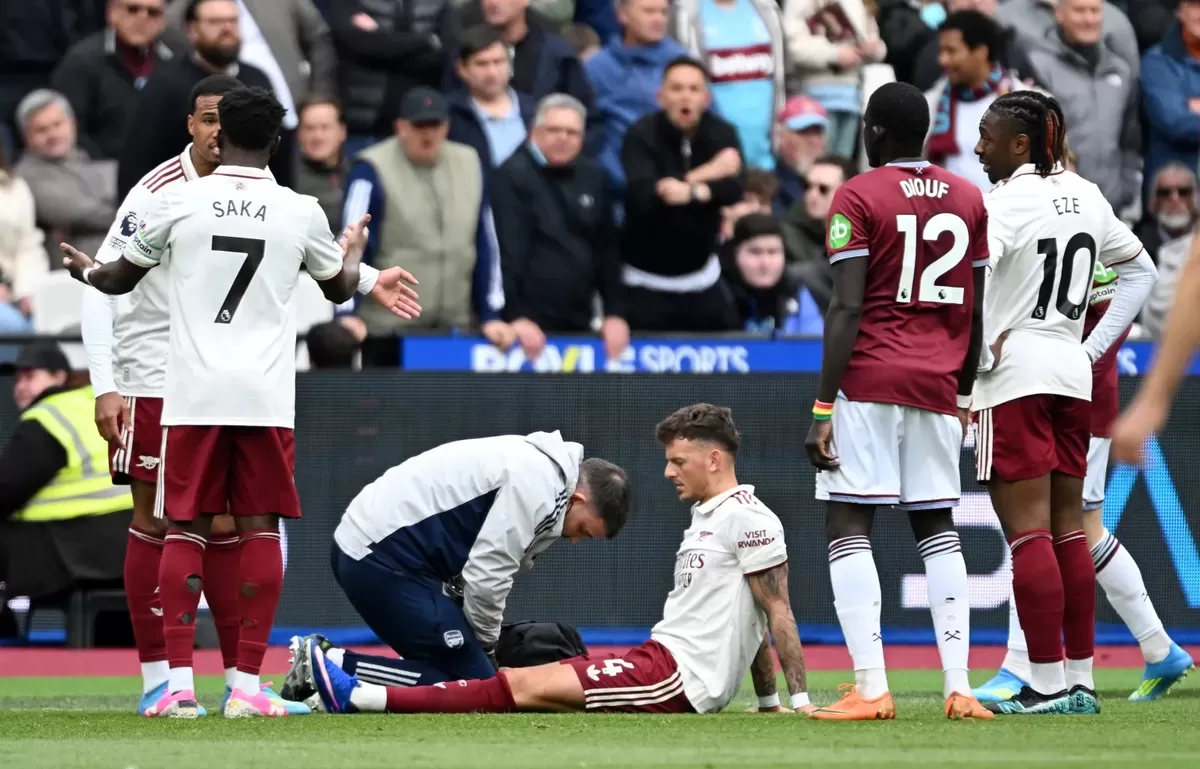 Ben White&nbsp;terjatuh setelah benturan kaki dengan Crysencio Summerville dari West Ham.