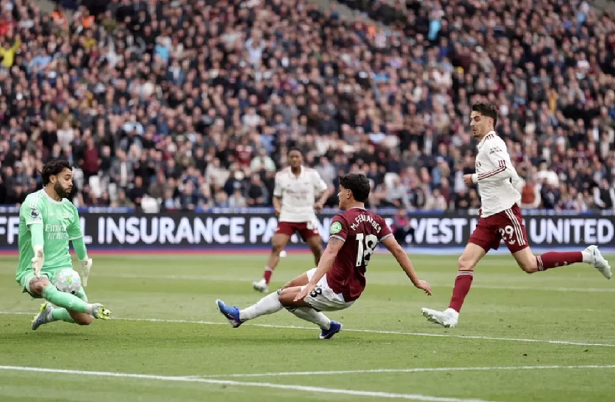 David Raya melakukan penyelamatan ketika Arsenal menekuk West Ham 1-0.