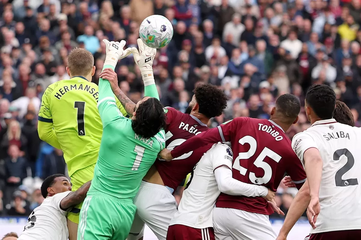 Pablo melakukan pelanggaran terang-terangan terhadap kiper David Raya yang mencoba menangkap bola.