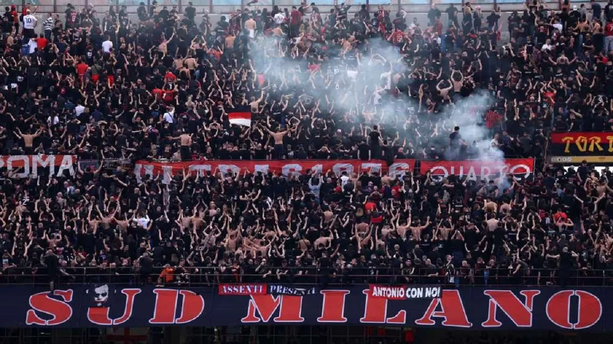 Fans Milan menuntut pemecatan CEO Giorgio Furlani.