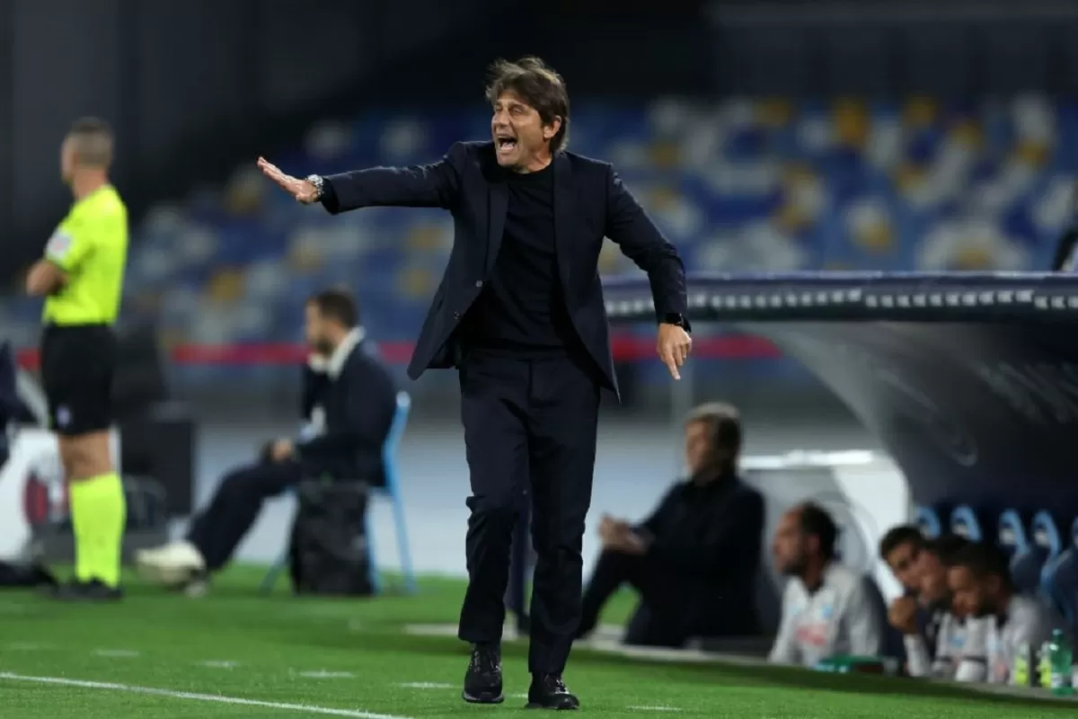 Antonio Conte frustrasi atas kemerosotan Napoli.